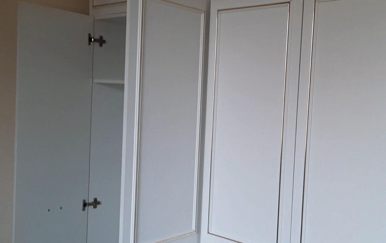 Pretty Vintage Wardrobes to fit the tiny bedroom